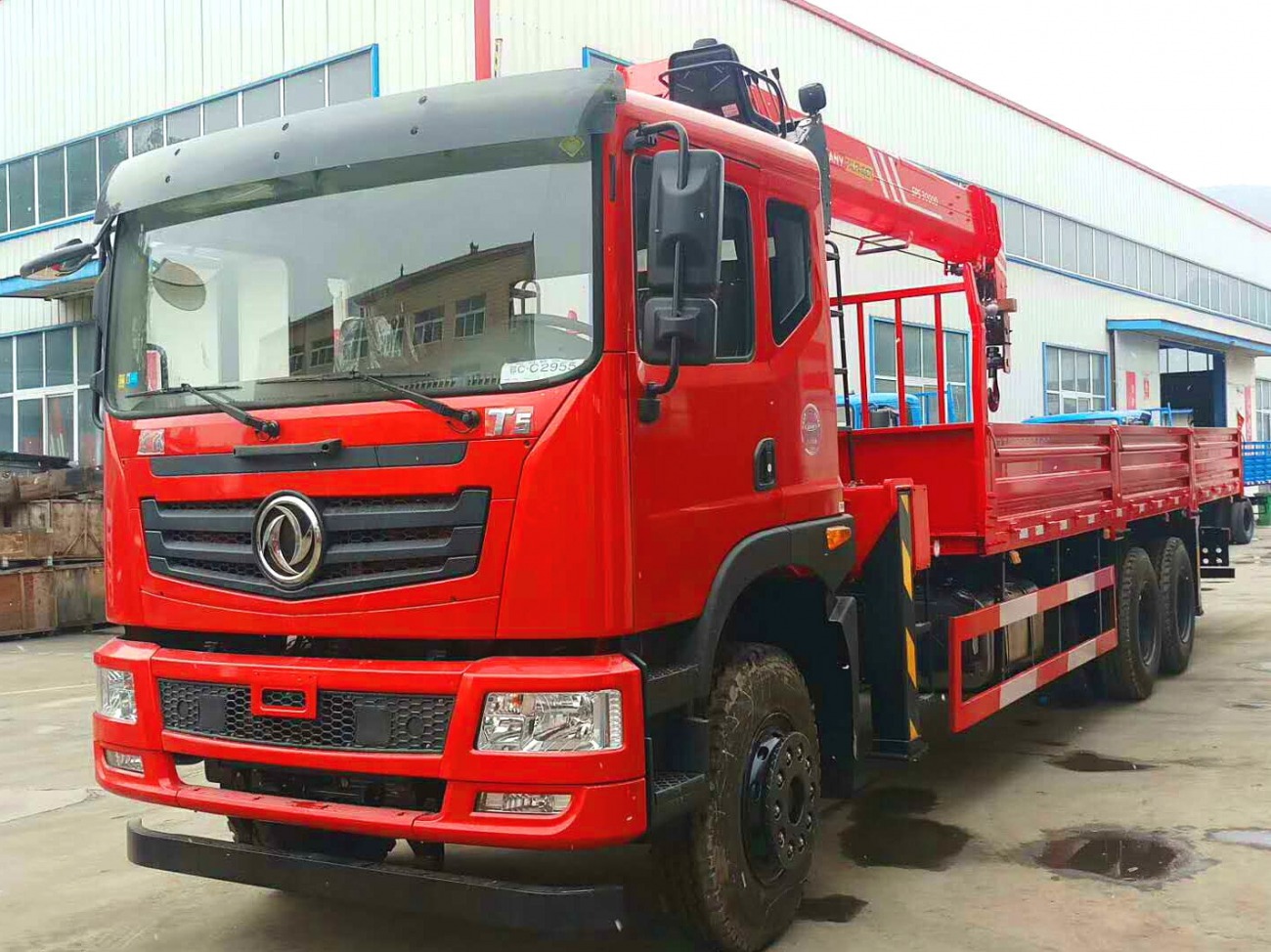 東風隨車吊平板車直銷，專業生產汽車零配件